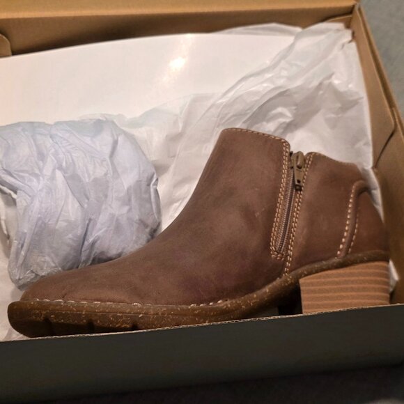Clarks Signature Leather Ankle Boots - Picture 1 of 6